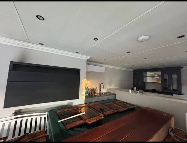 5 BEDROOM HOUSE FOR SALE IN CLUBVILLE